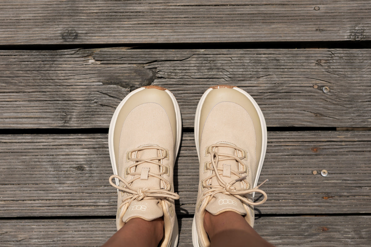 Trekker vegane Hanf-Wanderschuhe für Damen mit breiter Zehenbox in Beige – hintere Dreiviertelansicht
