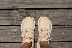 8000KICKS Trekker wetterfeste vegane Hanf-Sneaker für Herren mit breiter Zehenbox in Schwarz – hintere Dreiviertelansicht