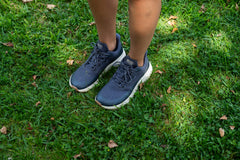 Trekker vegane Hanf-Wanderschuhe für Damen mit breiter Zehenbox in Beige – am Fuß getragen