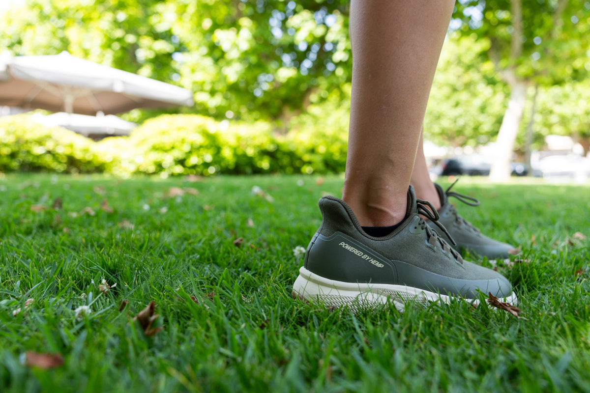 Trekker vegane Hanf-Wanderschuhe für Damen mit breiter Zehenbox in Beige – Paar in Studioansicht