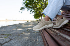 Trekker vegane Hanf-Wanderschuhe für Damen mit breiter Zehenbox in Beige – Nahaufnahme