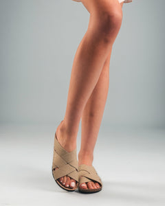 Sandalias veganas planas destalonadas con tirantes criss-cross y suela acolchada