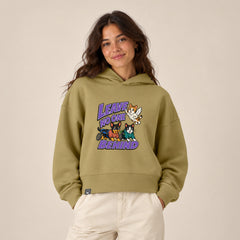 NEW WORLD GUARDIANS Leave No One Behind Unisex-Hoodie aus Bio-Baumwolle in Olivgrün – getragen in Vorderansicht
