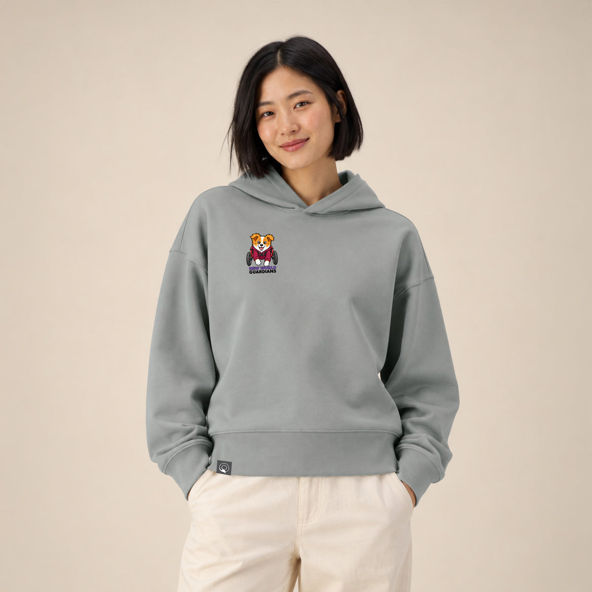 NEW WORLD GUARDIANS Kobold Guardians Unisex-Hoodie aus Bio-Baumwolle in Hellgrau – getragen in Vorderansicht