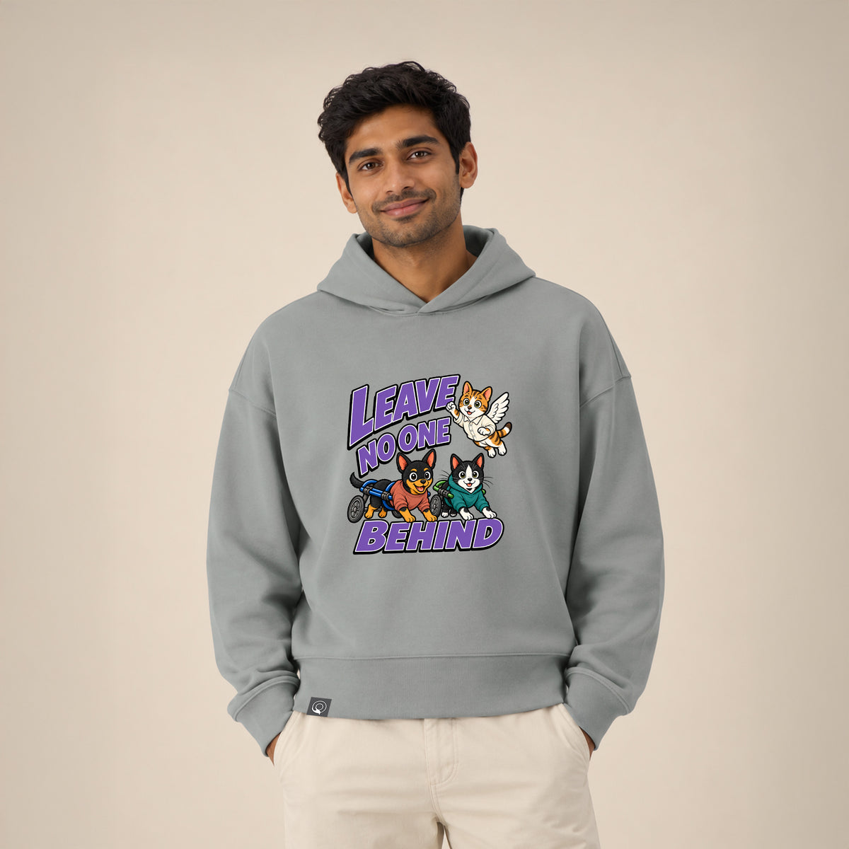 NEW WORLD GUARDIANS Leave No One Behind Unisex-Hoodie aus Bio-Baumwolle in Hellgrau – getragen in Vorderansicht