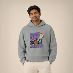 NEW WORLD GUARDIANS Leave No One Behind Unisex-Hoodie aus Bio-Baumwolle in Hellgrau – getragen in Vorderansicht