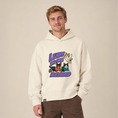 NEW WORLD GUARDIANS Leave No One Behind Unisex-Hoodie aus Bio-Baumwolle in Natur – getragen in Vorderansicht