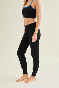 Model wearing black non-toxic and no micro-shedding Wellicious training trousers designed for gym workouts, strength sessions and functional fitness.
