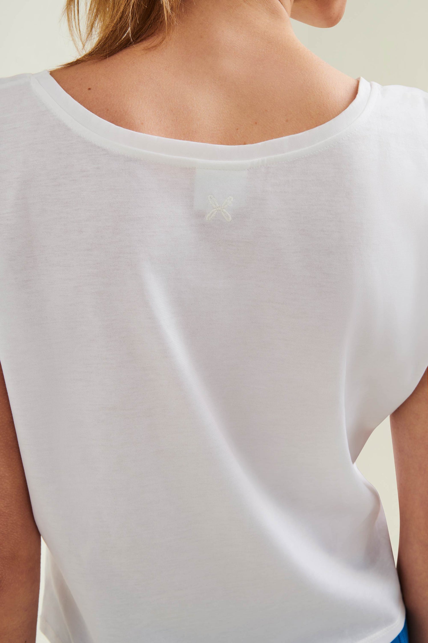 Cropped Yoga Top in Weiß mit Print - Sportkleidung in Bio-Baumwolle – Produktansicht 2