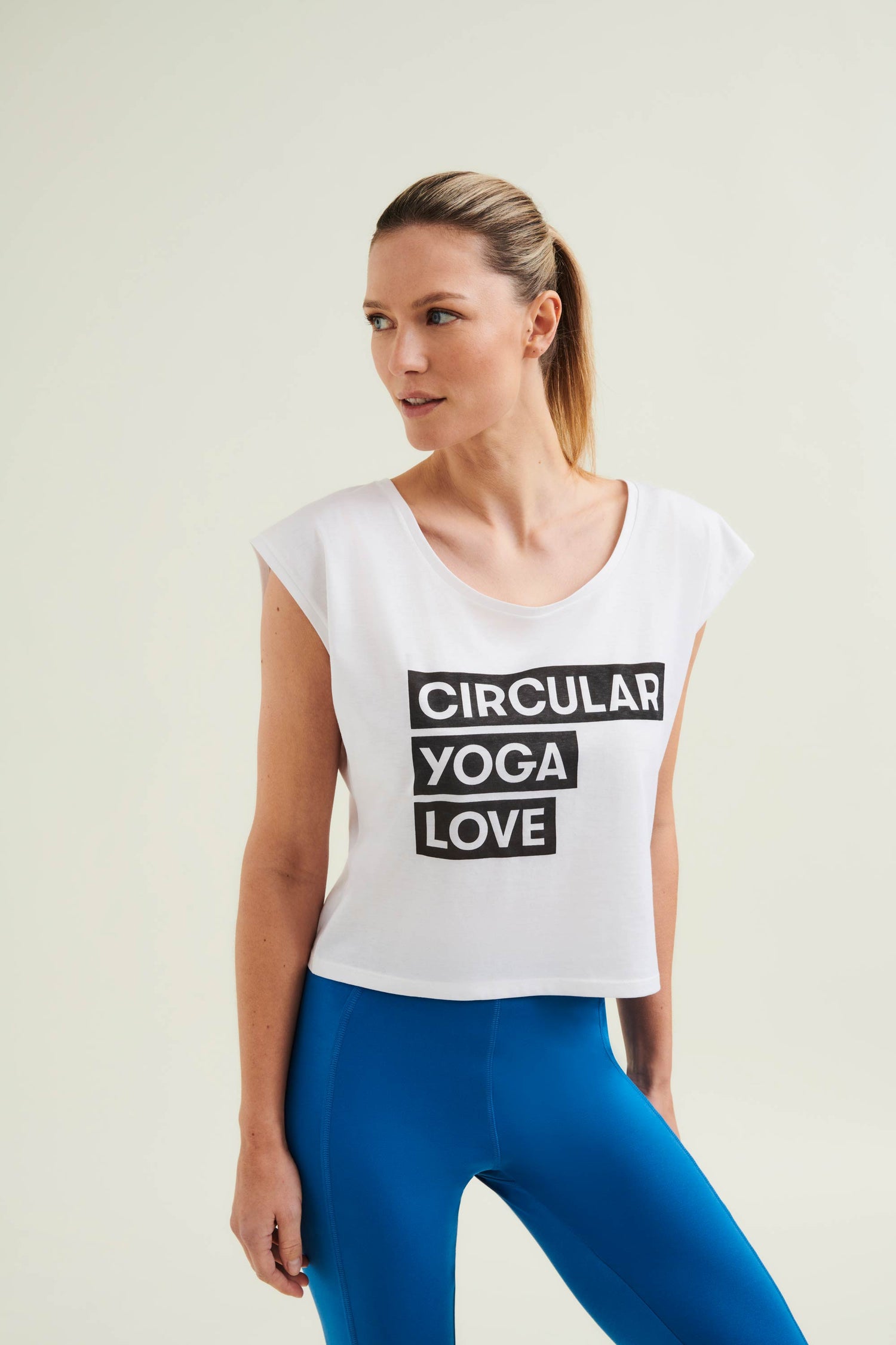Cropped Yoga Top in Weiß mit Print - Sportkleidung in Bio-Baumwolle – Produktansicht 3