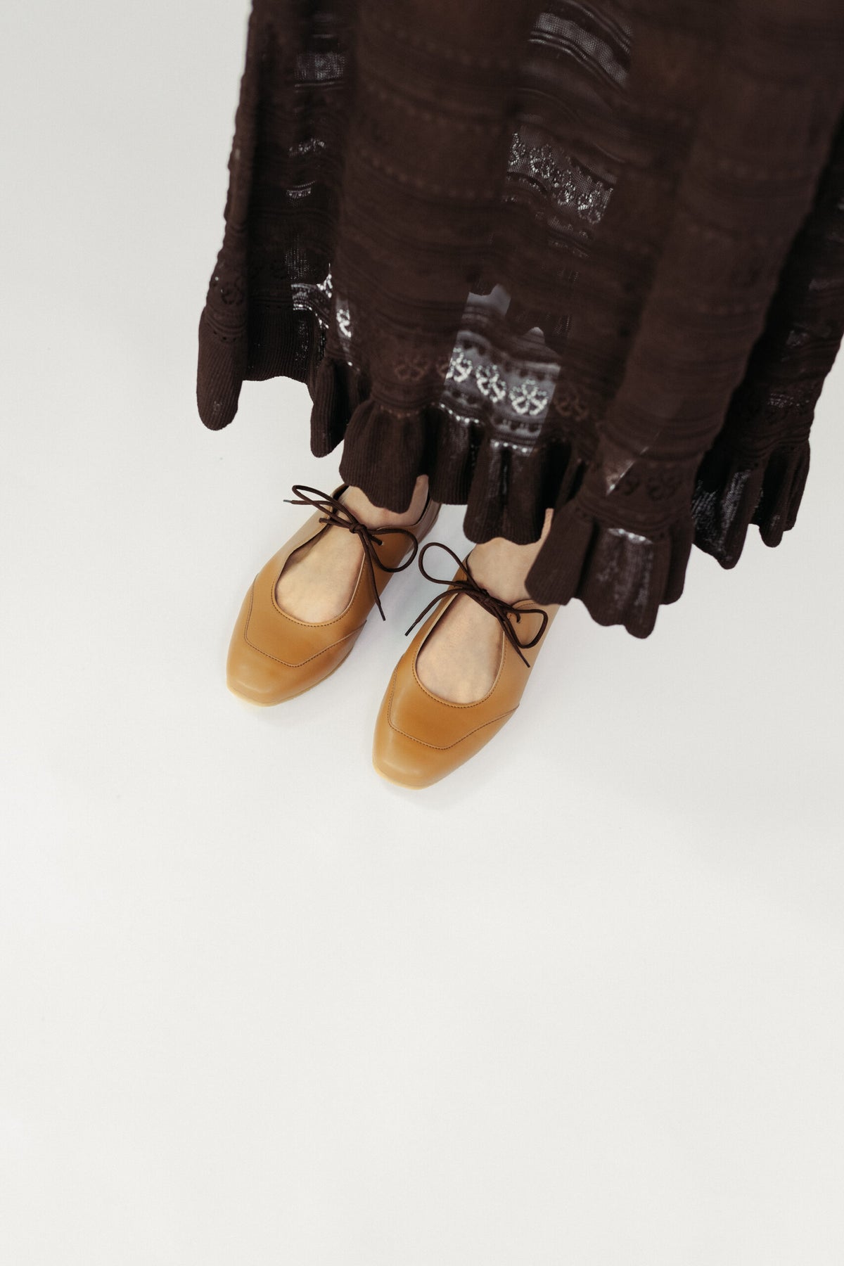 LOUISE (toffee) – vegan ballerina flats made from plant-based leather – am Model