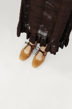 LOUISE (toffee) – vegan ballerina flats made from plant-based leather – am Model