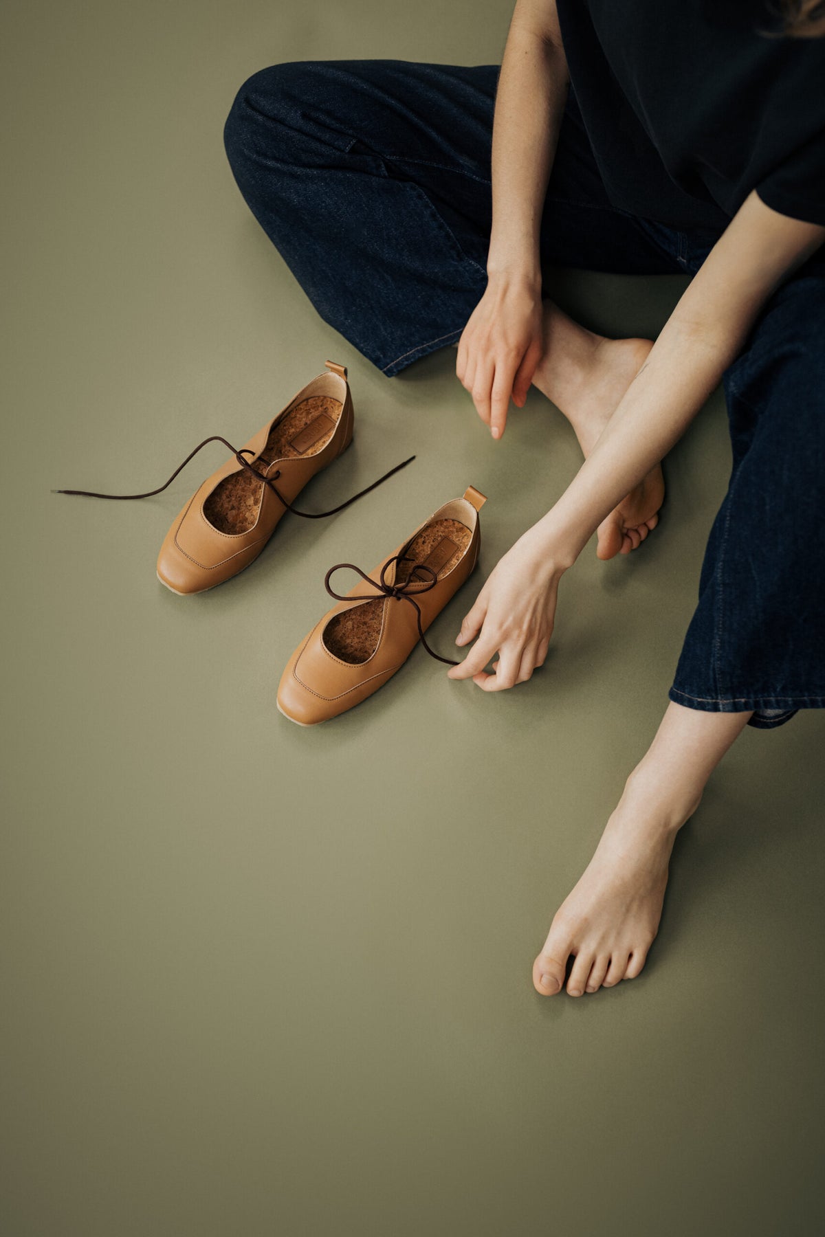 LOUISE (toffee) – vegan ballerina flats made from plant-based leather – am Model