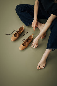 LOUISE (toffee) – vegan ballerina flats made from plant-based leather – am Model