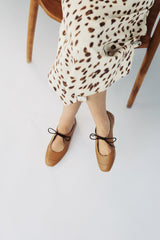LOUISE (toffee) – vegan ballerina flats made from plant-based leather – am Model