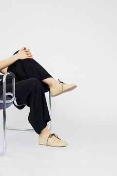 LOUISE nude vegane Ballerinas aus pflanzenbasiertem Leder – Detailaufnahme