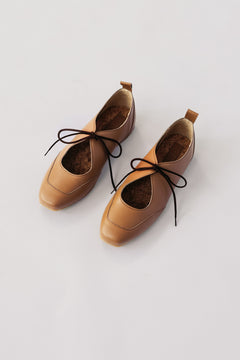LOUISE (toffee) – vegan ballerina flats made from plant-based leather – am Model