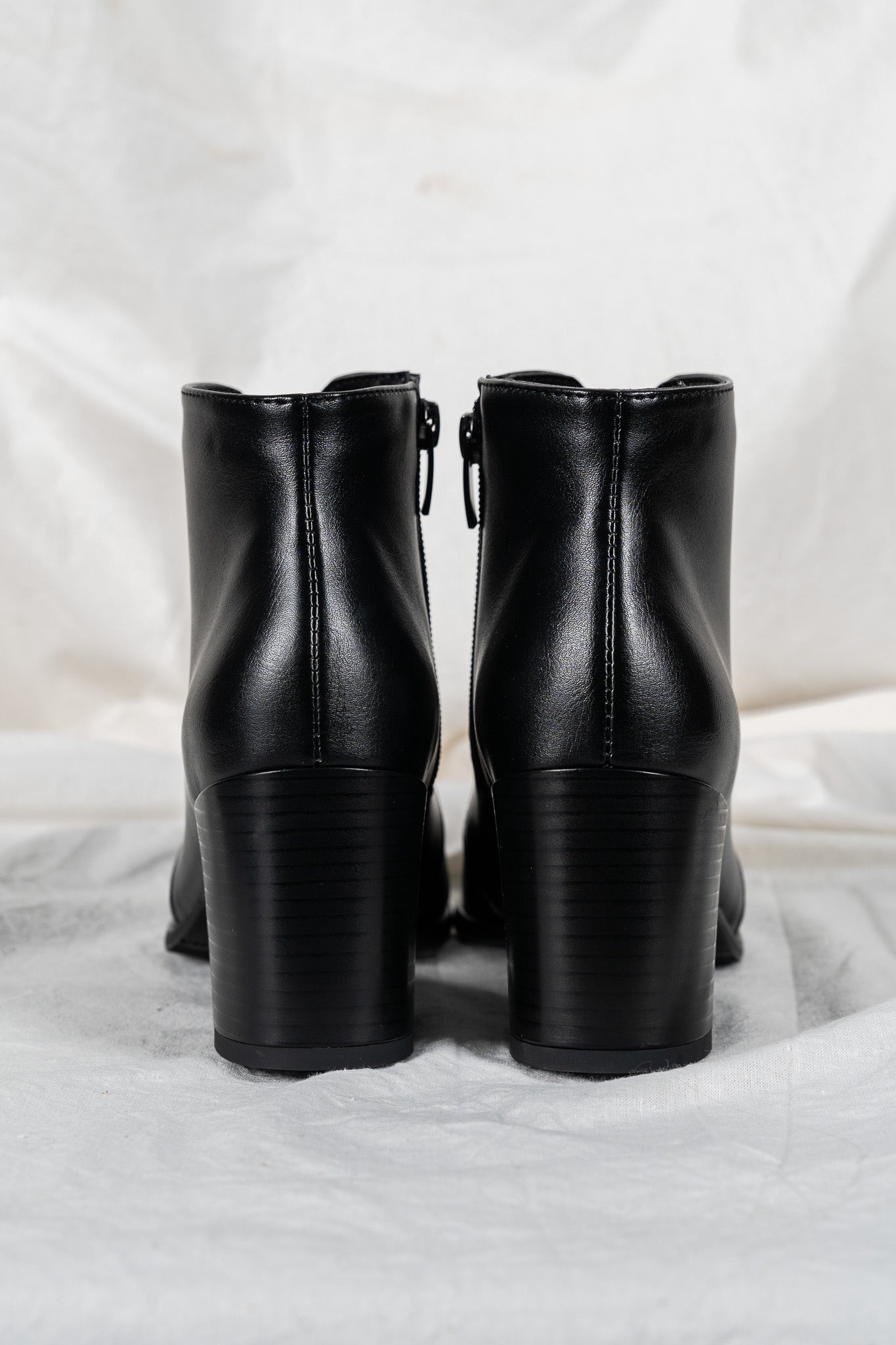 HANA plant-based ankle boots: black