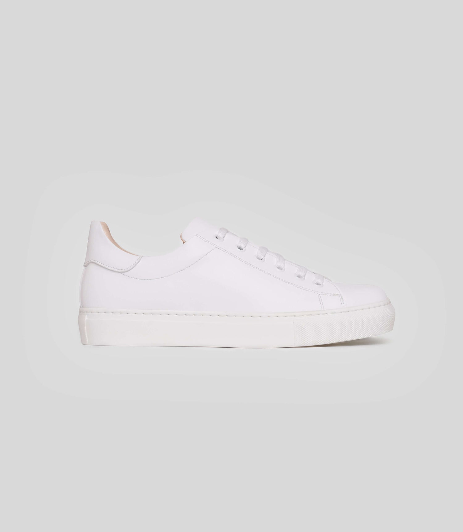 Veganer Sneaker L1 in Weiß, handgefertigt aus Mikrofaser und Biomaterialien, ideal für den Alltag.