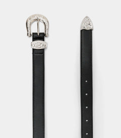 Cintura Vegana Donna con Fibbia Rock - Nera, cinturino in pelle nera con fibbia decorativa argentata.