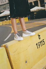 BLANKA Vegane Apple & Corn Leather Sneakers in Beige & Weiß – getragen im Lifestyle-Umfeld