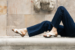TAKE ME TO TOKYO beige vegane Clogs aus Pilzleder – Vorderansicht