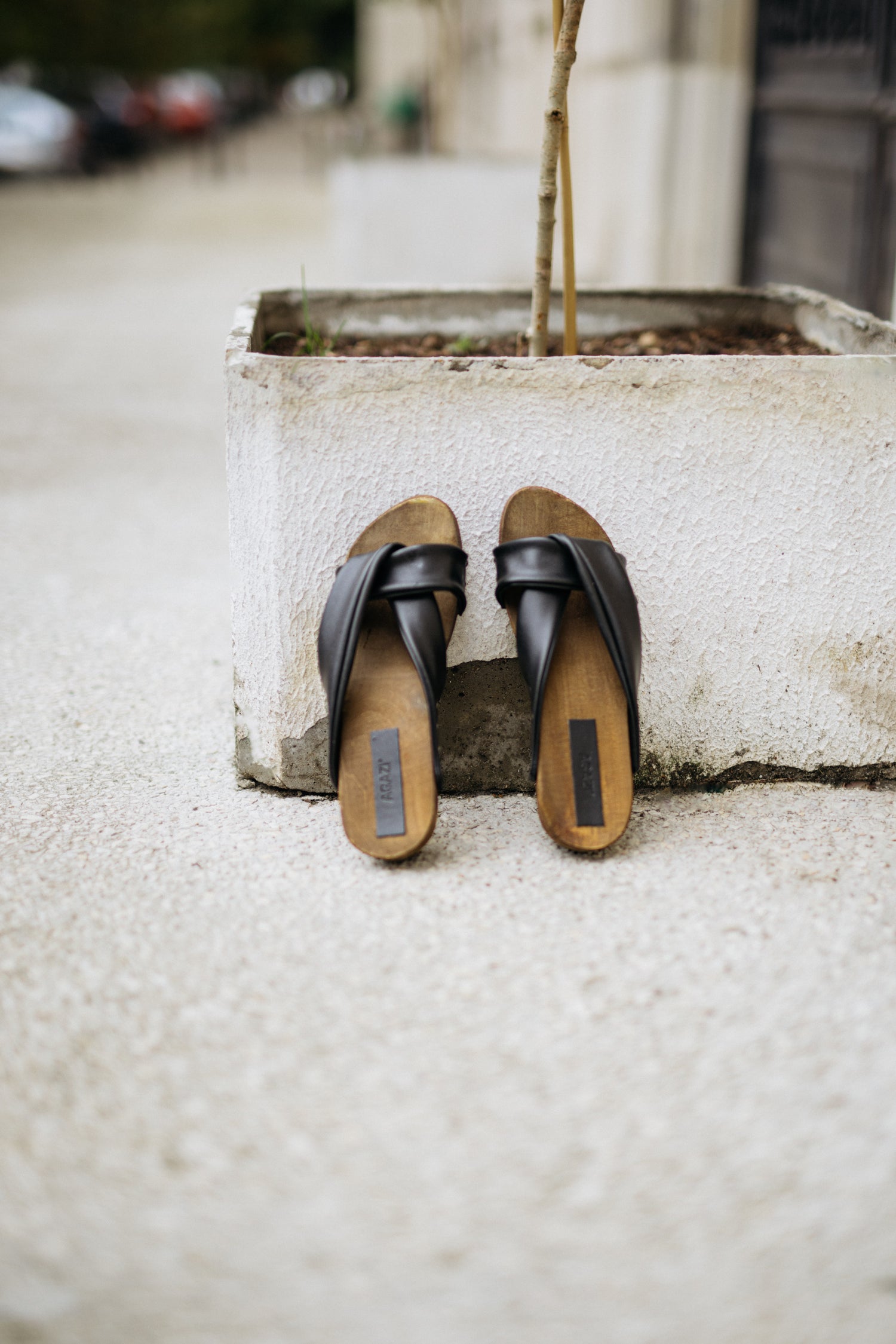„Take me to Tokyo!” vegan grape leather wodden clogs
