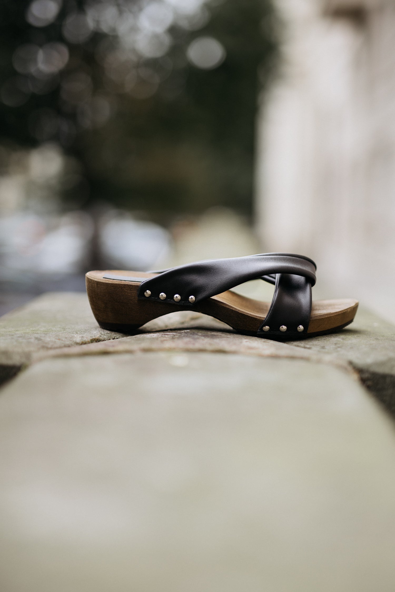 „Take me to Tokyo!” vegan grape leather wodden clogs