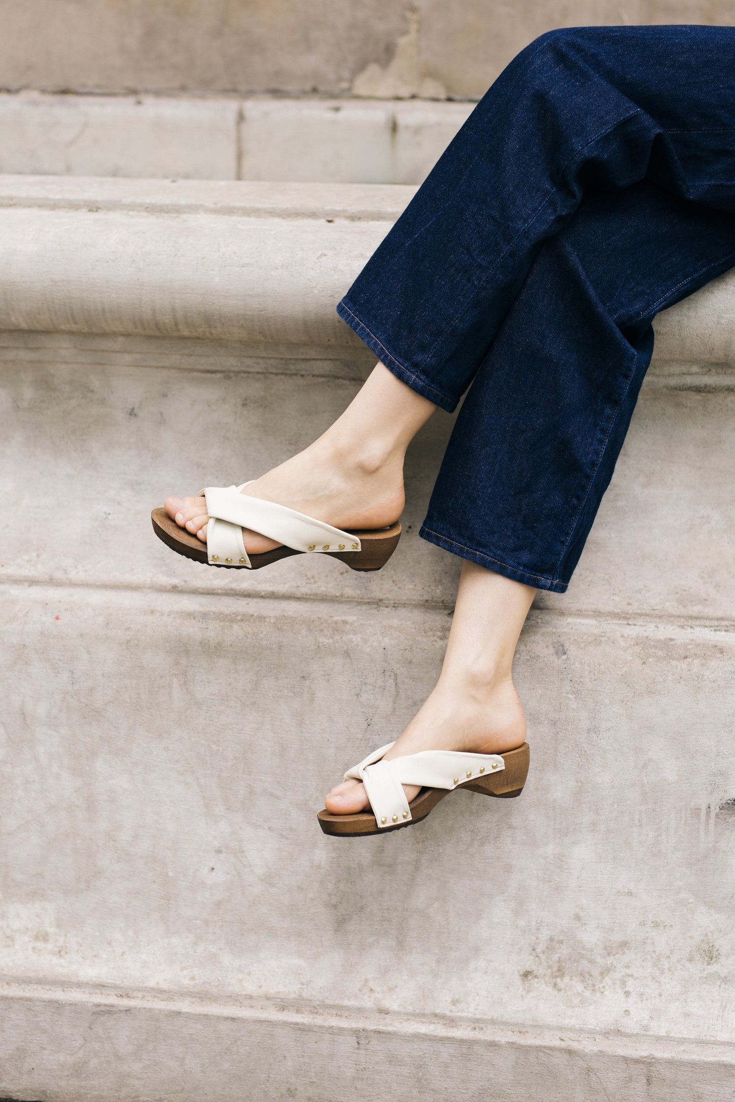 TAKE ME TO TOKYO beige vegane Clogs aus Pilzleder – Dreiviertelansicht mit Holzsohle