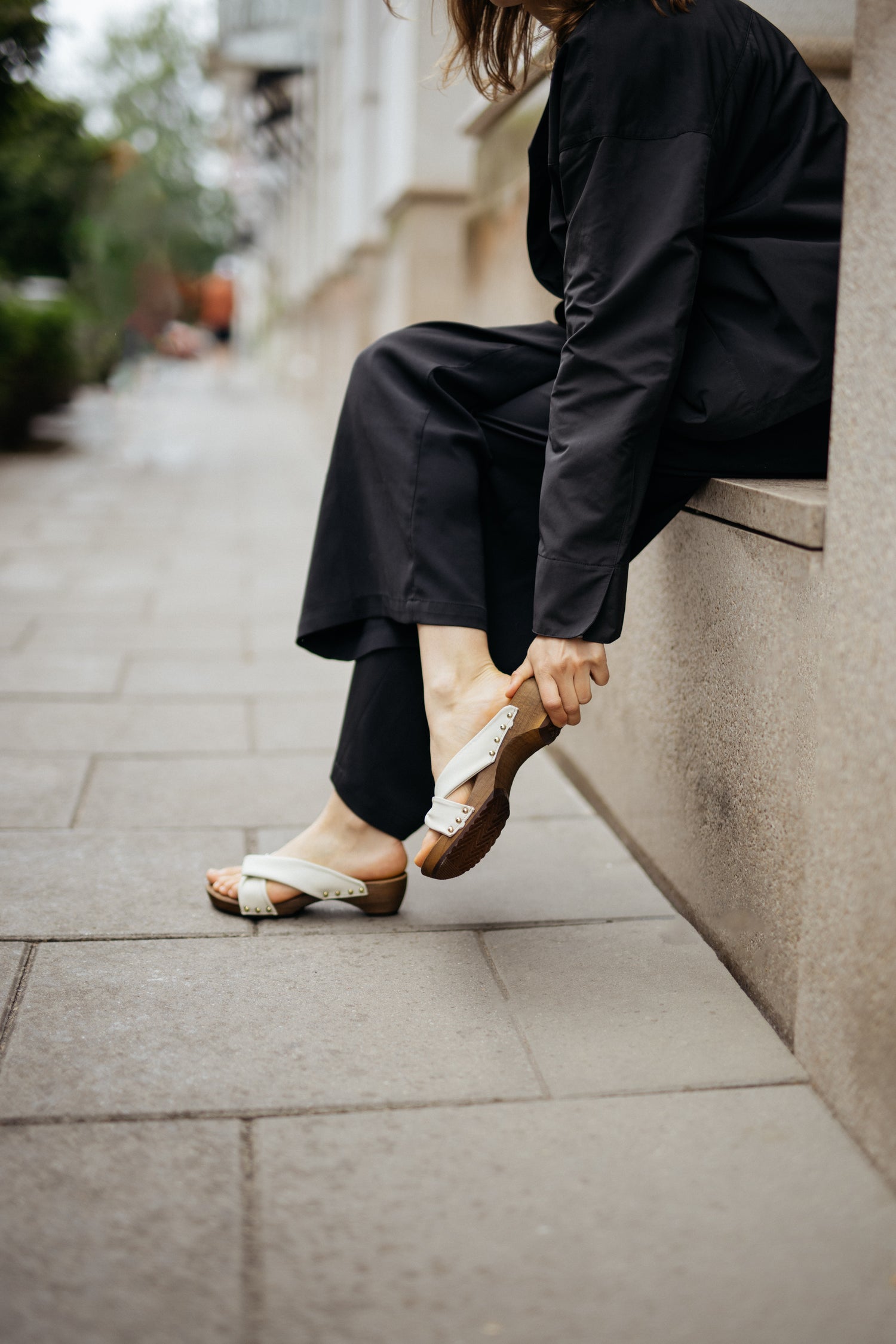 TAKE ME TO TOKYO beige vegane Clogs aus Pilzleder – Paaransicht
