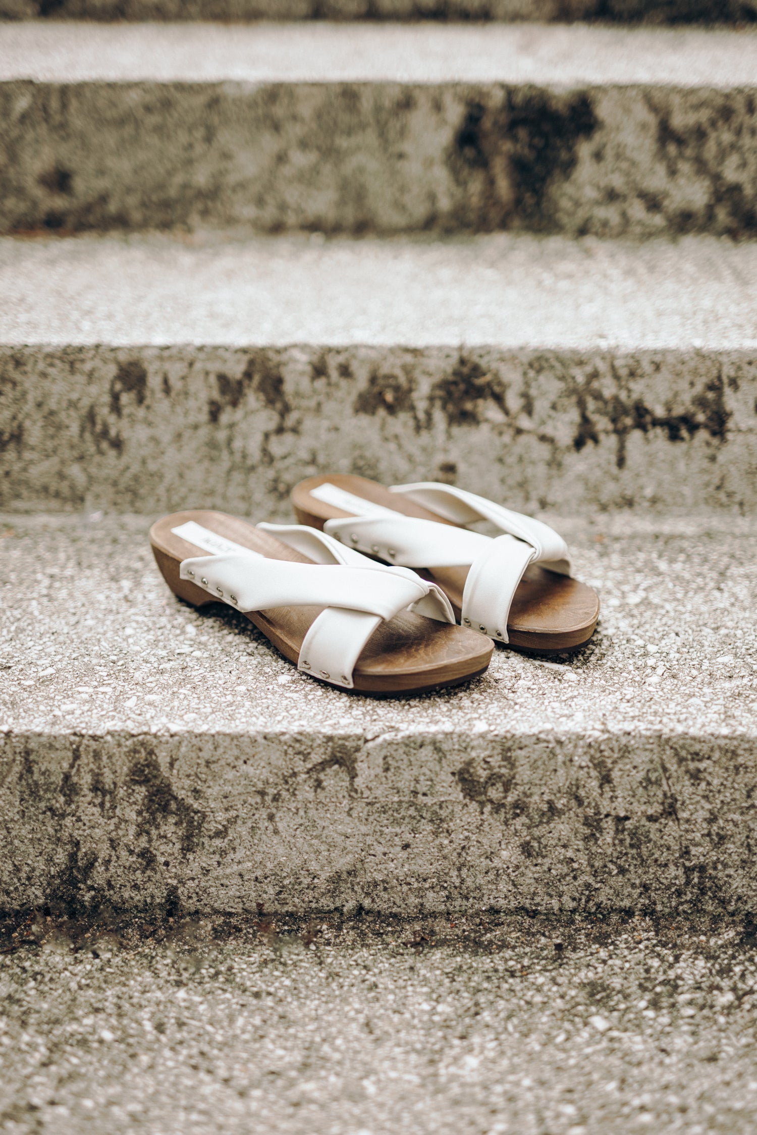 TAKE ME TO TOKYO beige vegane Clogs aus Pilzleder – Seitenansicht