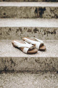 TAKE ME TO TOKYO beige vegane Clogs aus Pilzleder – Seitenansicht