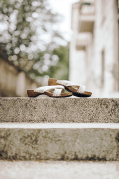 TAKE ME TO TOKYO beige vegane Clogs aus Pilzleder – weitere Produktansicht